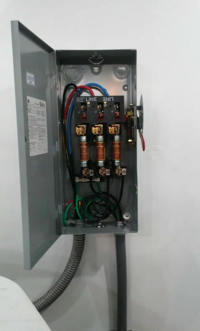 Three-phase disconnect switch installed for Smoke Detector Installation in Peru